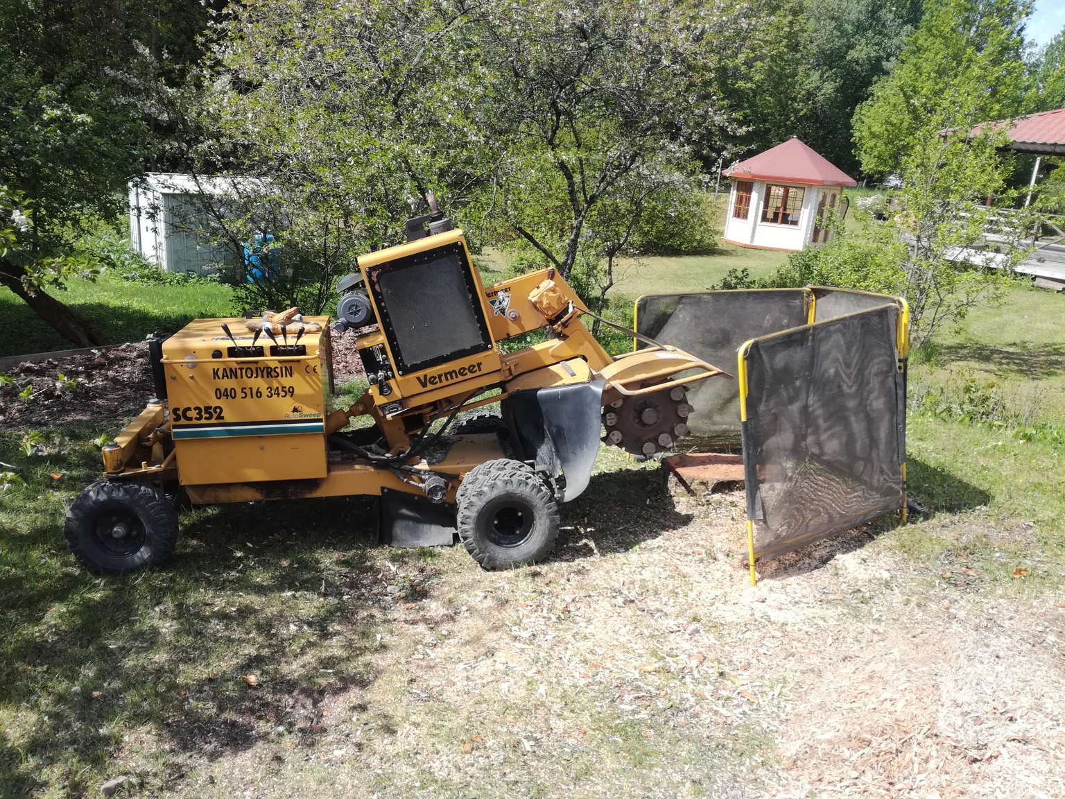 siistitty piha puunkaadon jälkeen