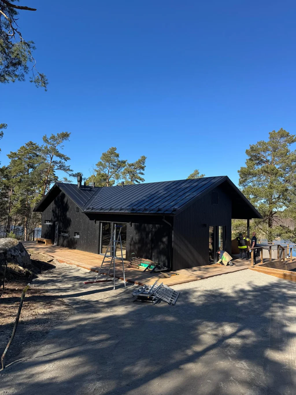 Svart trähus och rymlig terrass