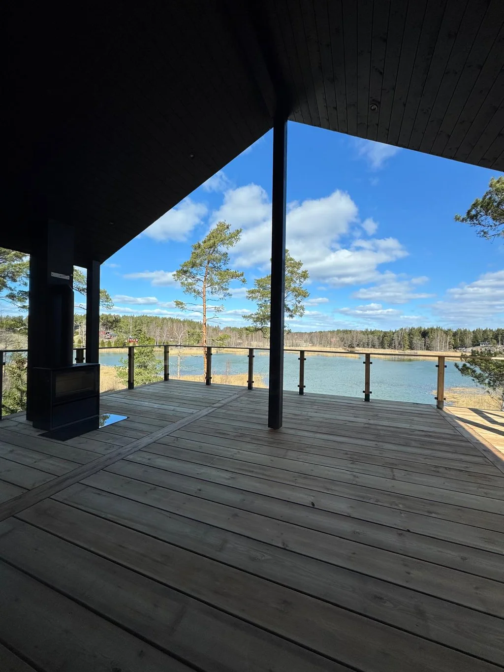 Övertäckt terrass med havsutsikt