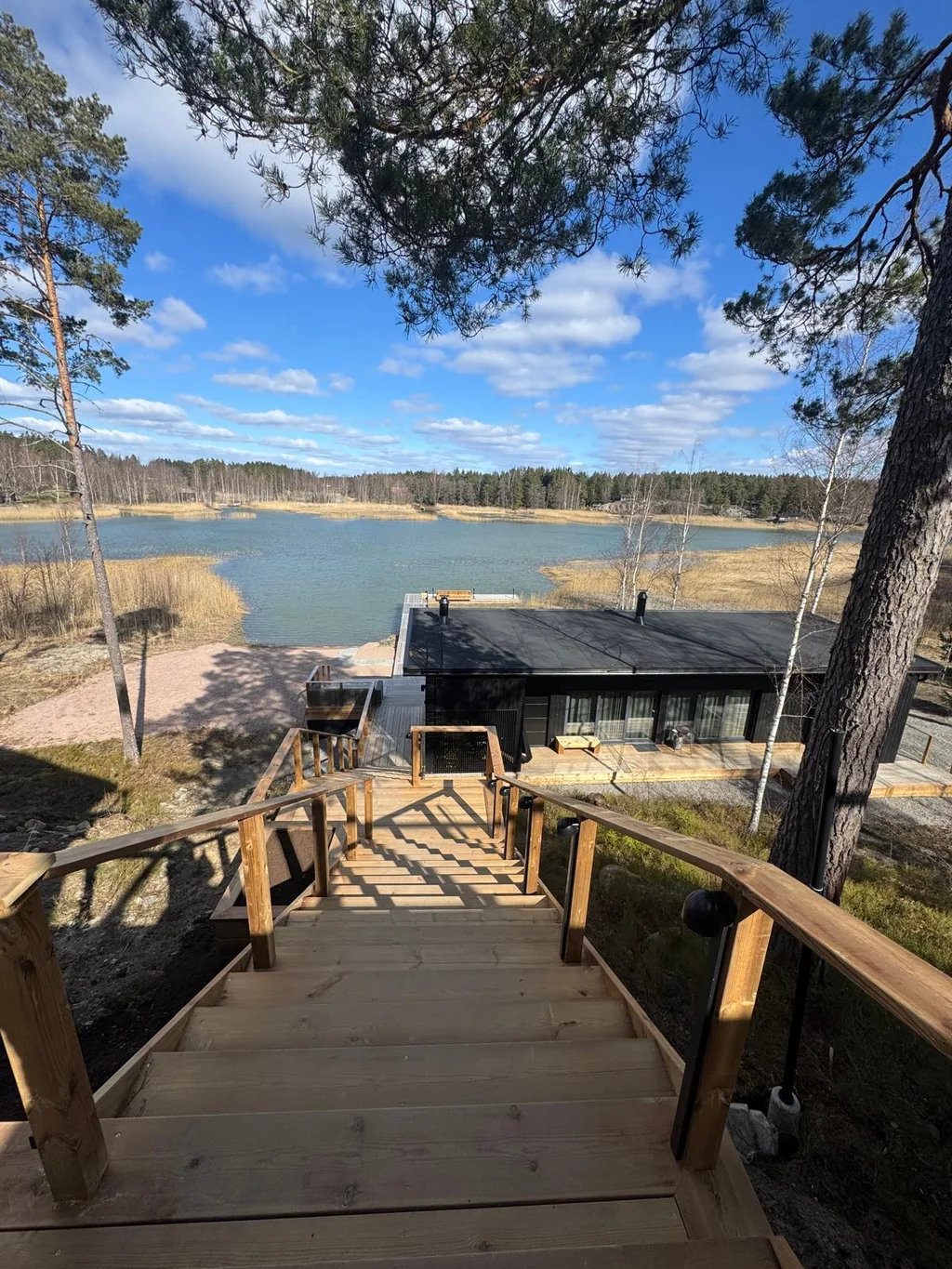 Trappor till stranden och strandbastun
