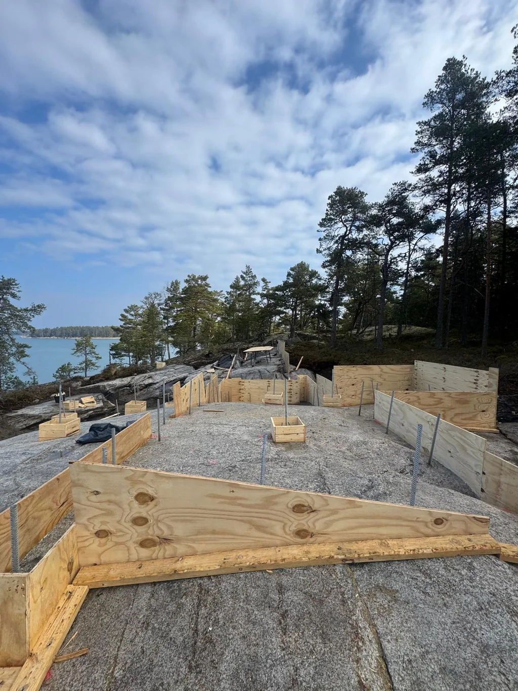 Grundläggningsarbete i stenig terräng
