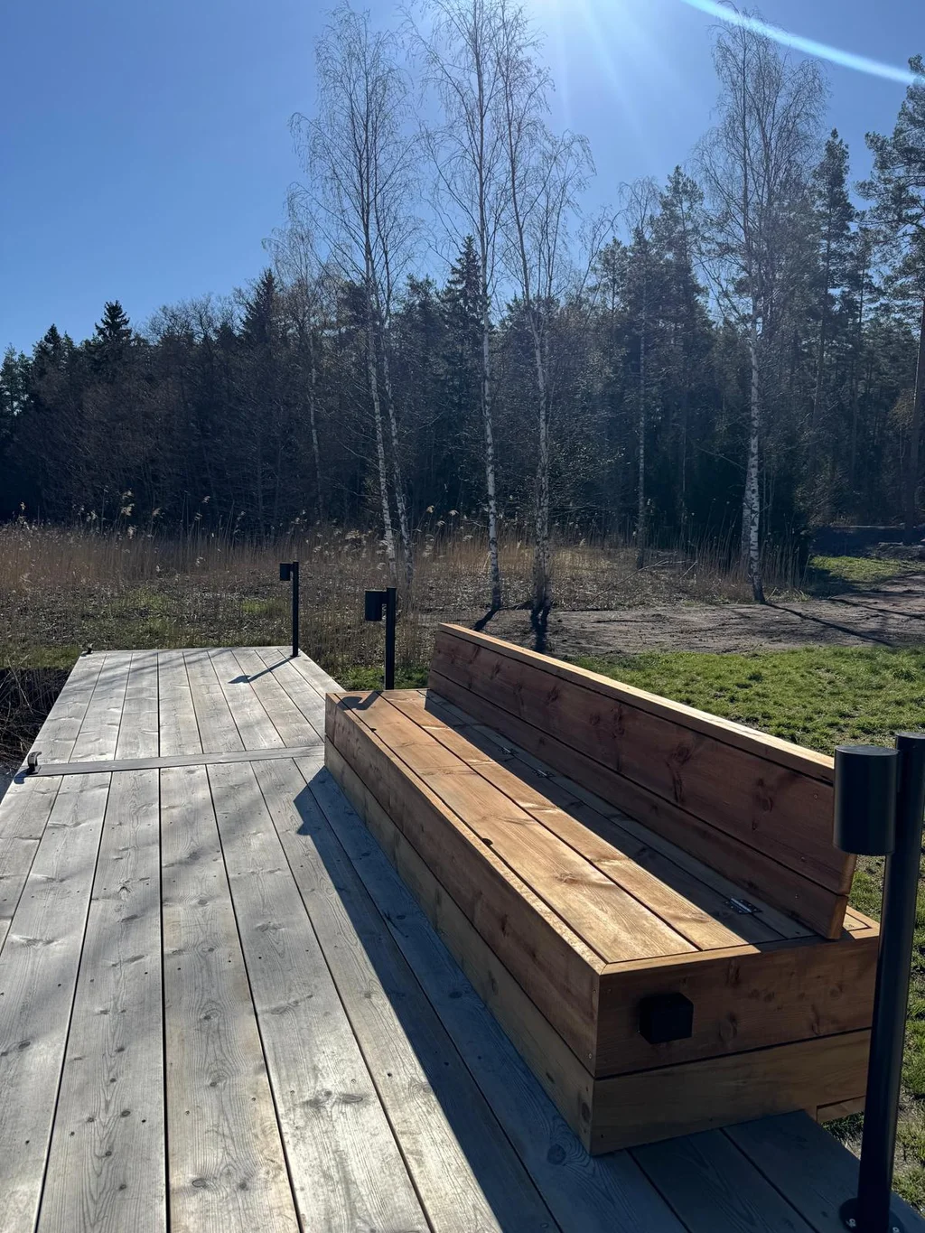 Brygga och träbänk vid havet
