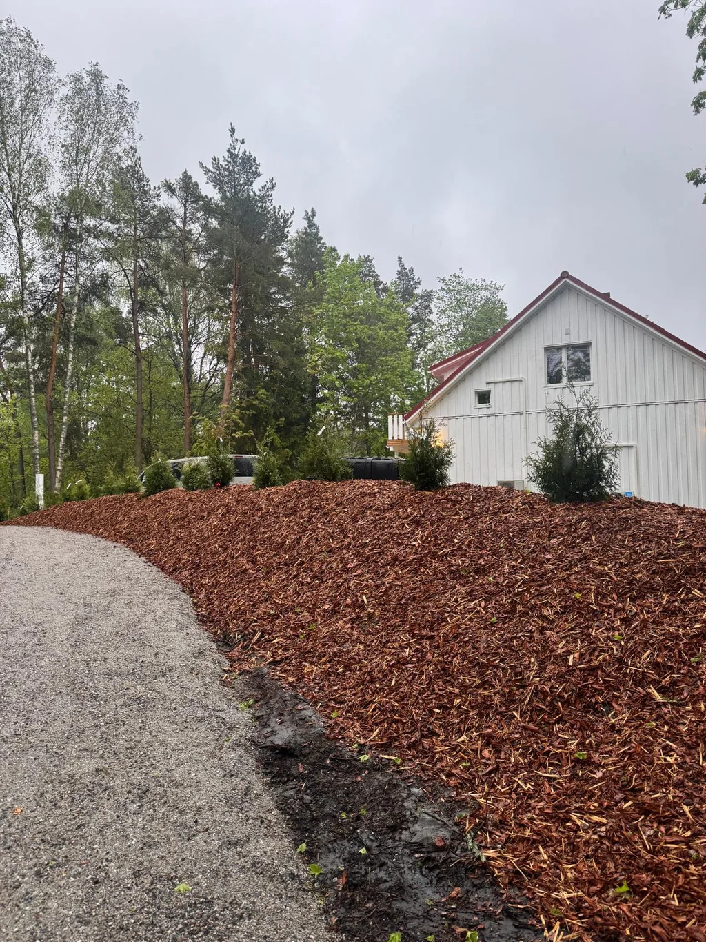 Gårdsplanering, täckbark och grusväg