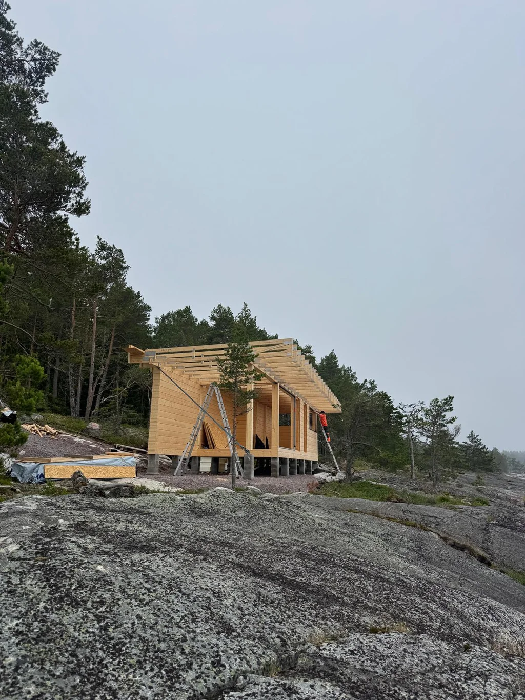 Träbyggnadsstomme på klippor
