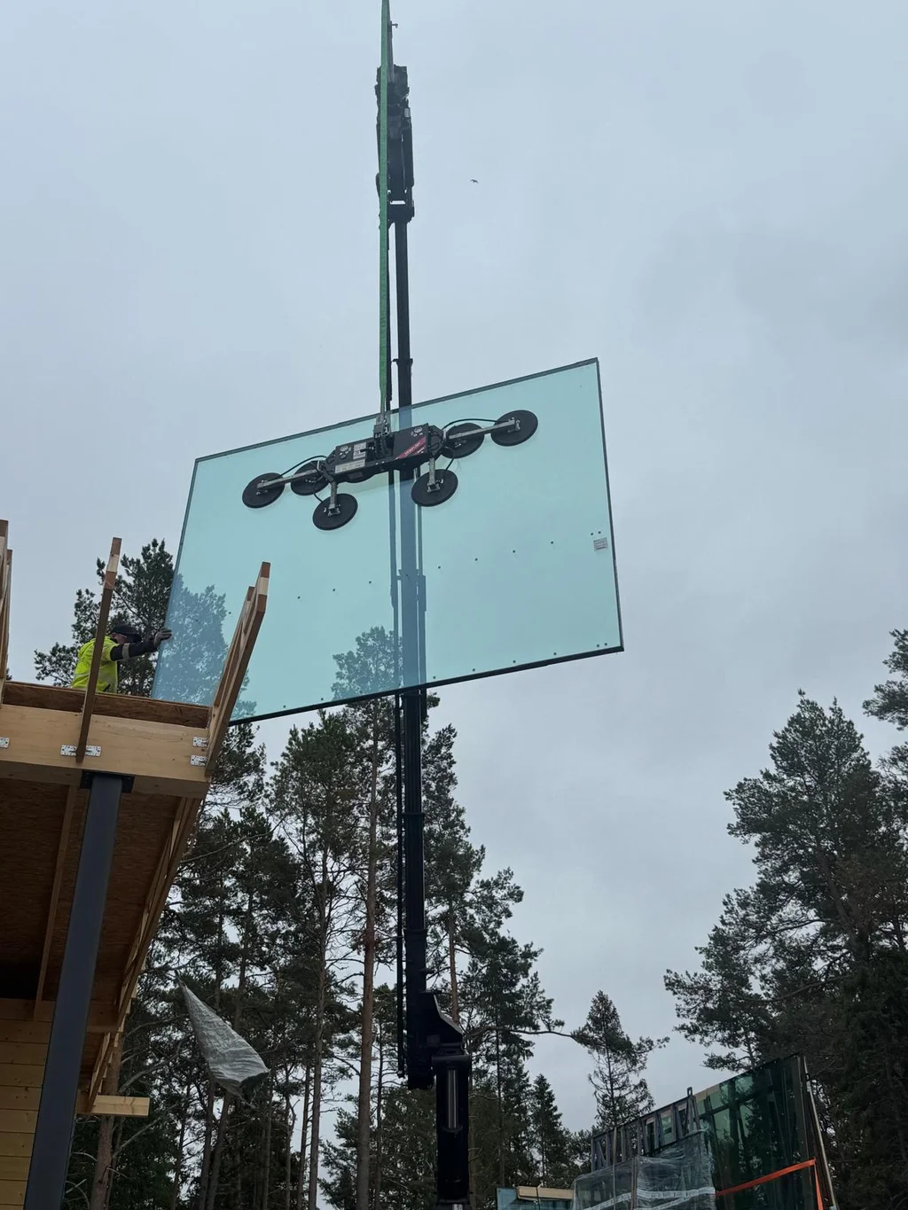 Installation av ett stort glaselement med kran