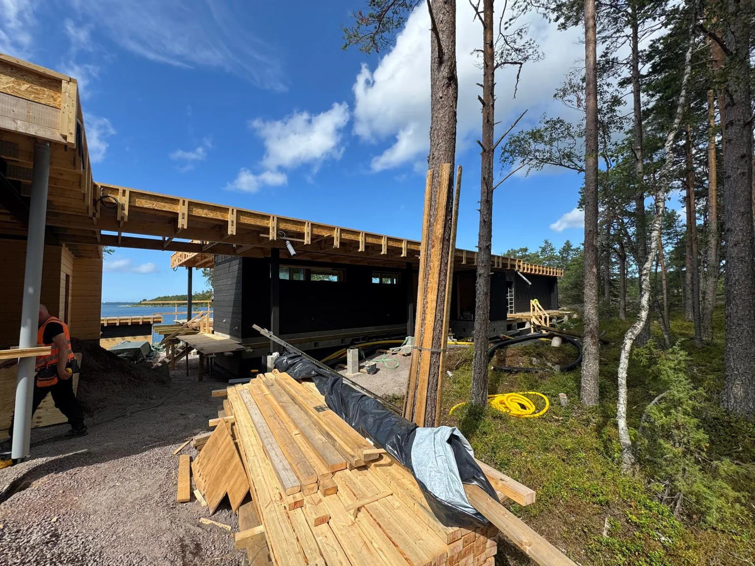 Villa under uppbyggnad med en stor terrassstomme vid havet