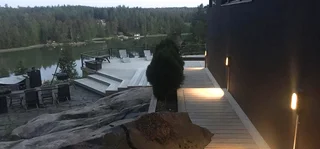 Terassi kallioiseen ympäristöön