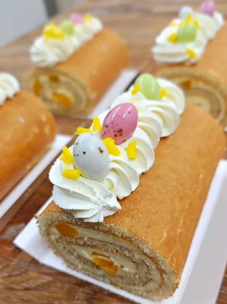Erikoisjuustoja ja herkkupöytä