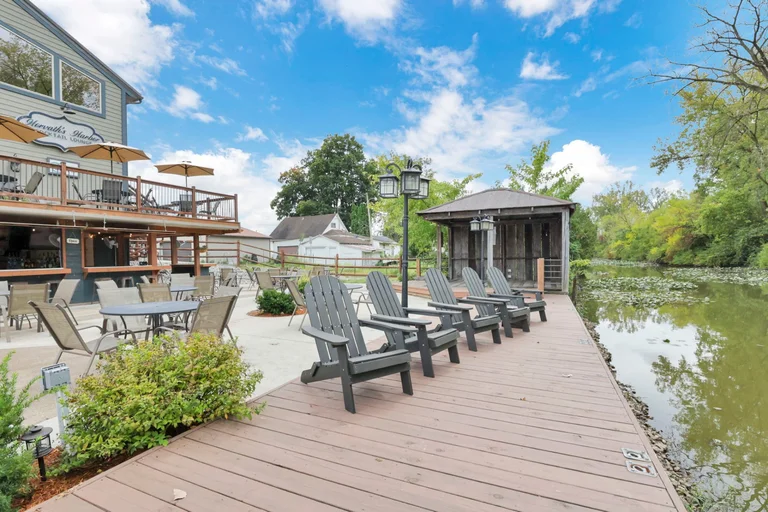 Restaurant deck